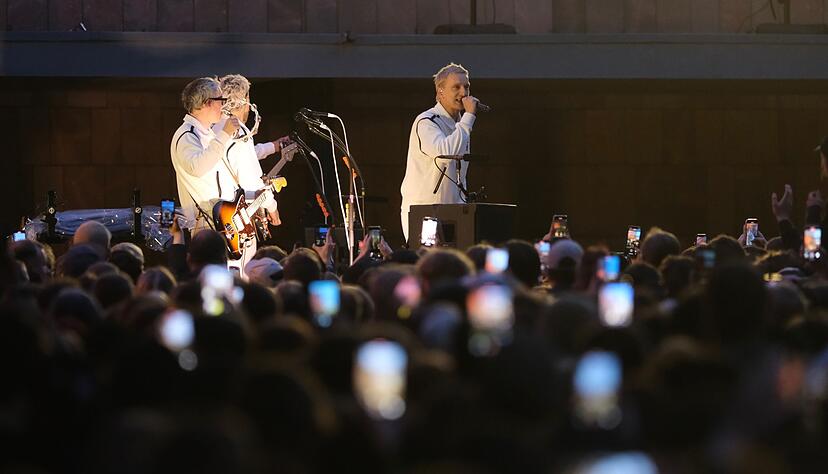 Bei einem Überraschungskonzert in Chemnitz hatte Kraftklub das neue Album «Sterben in Karl-Marx-Stadt» Ende Mai angekündigt. Nun erscheint es am 28. November. (Archivbild)