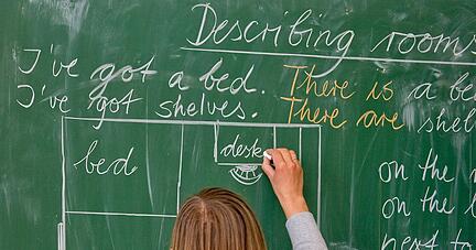 Eine Grundschullehrerin bei der Arbeit.