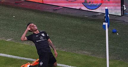 Stuttgarts Enzo Millot bejubelt sein 2:1 vor der Fankurve des HSV. Dies sorgte für Ärger.