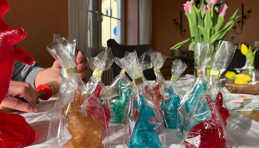 Heidelbeere, Gr&uuml;ner Apfel, Himbeere, Cola, Sahnekaramell: Die Zuckerhasen von Wolfgang Kerner gibt es in verschiedenen Gr&ouml;&szlig;en und Geschmacksrichtungen. Eines haben alle gemeinsam: sie sind Handarbeit.