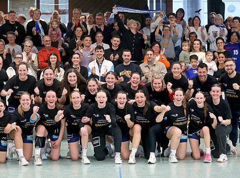 Schulterschluss mit den Fans in der rappelvollen Oedheimer Sporthalle am Sonntagabend: Die Frauen der SG Degmarn-Oedheim um Trainer und Vorstandsmitglied Daniel Benkner (zweite Reihe, Zweiter von rechts) sind Verbandsligameister. Schulterschluss mit den Fans in der rappelvollen Oedheimer Sporthalle am Sonntagabend: Die Frauen der SG Degmarn-Oedheim um Trainer und Vorstandsmitglied Daniel Benkner (zweite Reihe, Zweiter von rechts) sind Verbandsligameister.