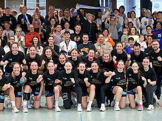 Schulterschluss mit den Fans in der rappelvollen Oedheimer Sporthalle am Sonntagabend: Die Frauen der SG Degmarn-Oedheim um Trainer und Vorstandsmitglied Daniel Benkner (zweite Reihe, Zweiter von rechts) sind Verbandsligameister.