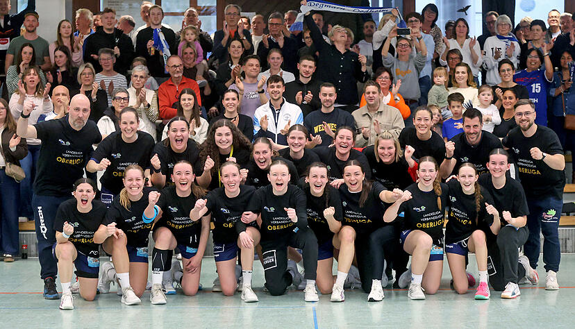 Schulterschluss mit den Fans in der rappelvollen Oedheimer Sporthalle am Sonntagabend: Die Frauen der SG Degmarn-Oedheim um Trainer und Vorstandsmitglied Daniel Benkner (zweite Reihe, Zweiter von rechts) sind Verbandsligameister.
