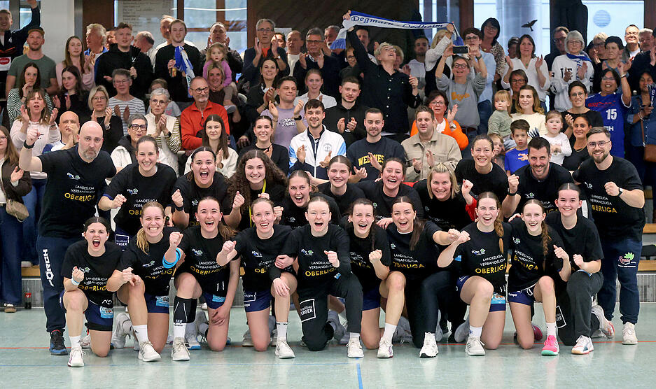 Schulterschluss mit den Fans in der rappelvollen Oedheimer Sporthalle am Sonntagabend: Die Frauen der SG Degmarn-Oedheim um Trainer und Vorstandsmitglied Daniel Benkner (zweite Reihe, Zweiter von rechts) sind Verbandsligameister.