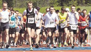 Die Nummer 254 ist am Ende die Nummer 1. Holger Freudenberger gewinnt die 10 Kilometer des 11. Ottilienberglaufs in Eppingen.Fotos: Alexander Bertok