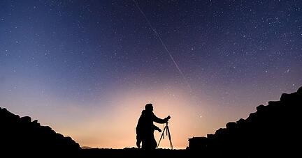 Am Nachthimmel sind Starlink-Satelliten als leuchtende Spur zu erkennen. Foto: dpa