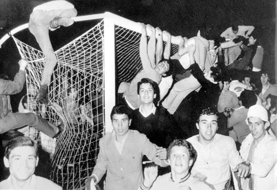 Erstmals unter dem Namen Europameisterschaft durfte Italien den Titel 1968 feiern. Die Fans freute es so sehr, dass sie den Platz stürmten. Das Finale gegen Jugoslawien gewann Italien im zweiten Anlauf, da es wiederholt wurde nach dem 1:1 im ersten Spiel.