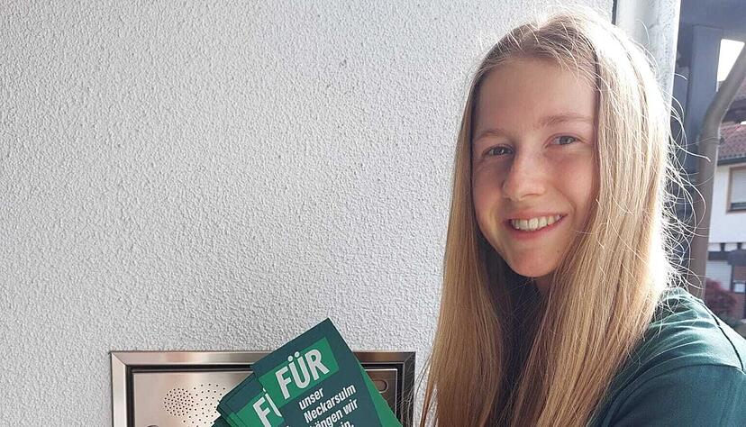 Fro Krause teilt Flyer für die Grünen aus.