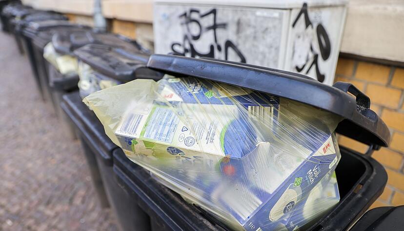 So soll es nicht sein: Getr&auml;nkekartons im Restm&uuml;ll. Dabei geh&ouml;ren sie in den Gelben Sack oder die Gelbe Tonne.