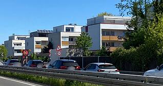 Auf der B27 staut sich der Verkehr.