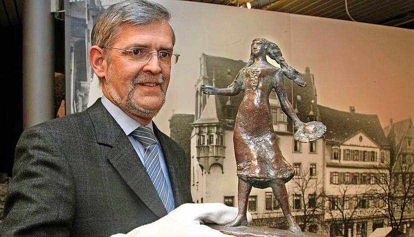 Christhard Schrenk, hier mit Dieter Läpples Käthchen-Skulptur im Kleinformat, leitet das Stadtarchiv seit 1992 und noch bis November 2024. Christhard Schrenk, hier mit Dieter Läpples Käthchen-Skulptur im Kleinformat, leitet das Stadtarchiv seit 1992 und noch bis November 2024.