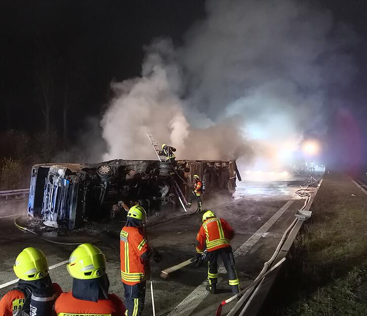 Die Feuerwehr konnte  den Sattelzug jedoch l&ouml;schen - doch die Bergungsarbeiten sollten noch Stunden andauern.