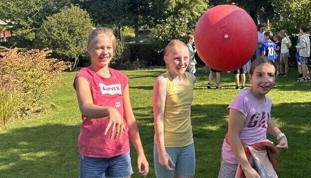 Anni, Greta und Emely (von links) haben beim Bewegten Lernen viel Spa&szlig;.