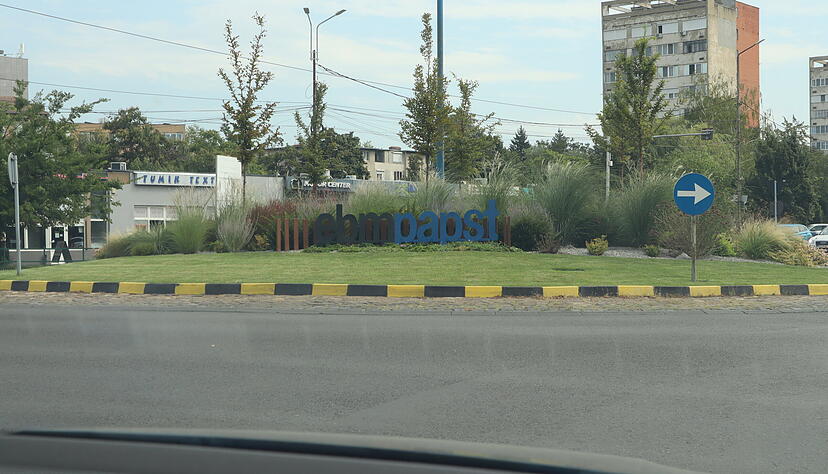 Wer in Oradea eine Grünfläche anlegt, darf ein Logo platzieren.