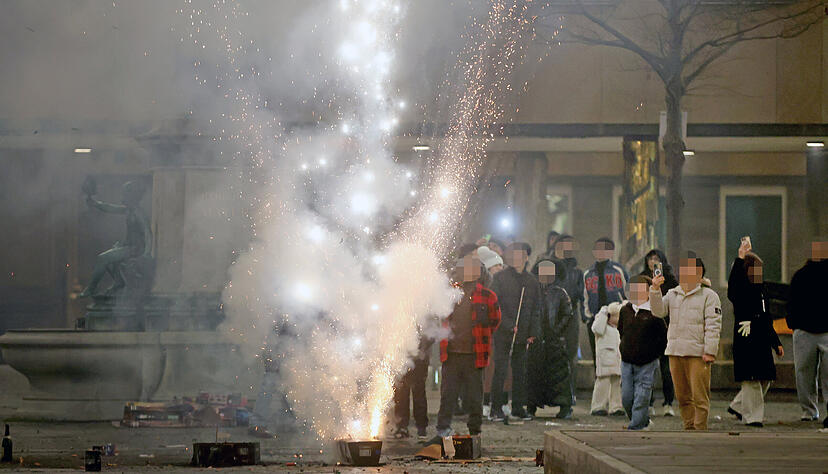 In der Silvesternacht schossen Menschen in der Innenstadt teils wild mit B&ouml;llern und Raketen um sich. Die Heilbronner Polizei wertet derzeit noch Kamerabilder aus dieser Nacht aus.