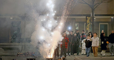 In der Silvesternacht schossen Menschen in der Innenstadt teils wild mit B&ouml;llern und Raketen um sich. Die Heilbronner Polizei wertet derzeit noch Kamerabilder aus dieser Nacht aus.