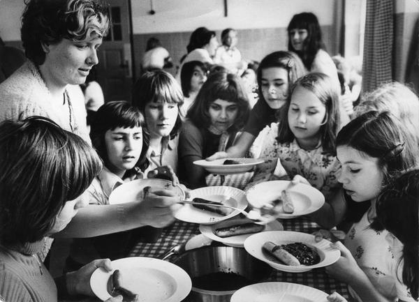 Juli 1974: Gleich mit zwei Veränderungen beginnt die Freizeit. Es gibt einen neu ausgestatteten Speisesaal und Freizeitkinder dürfen ihr Menü für den kommenden Tag wählen. Juli 1974: Gleich mit zwei Veränderungen beginnt die Freizeit. Es gibt einen neu ausgestatteten Speisesaal und Freizeitkinder dürfen ihr Menü für den kommenden Tag wählen.