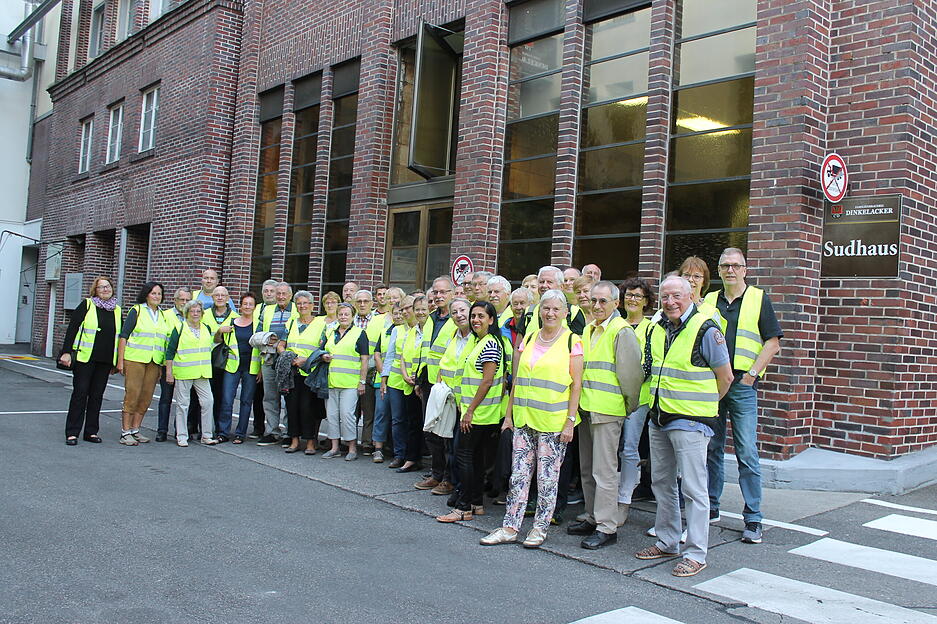 Die knapp 50 Teilnehmer stehen zum Gruppenbild vor dem Sudhaus.