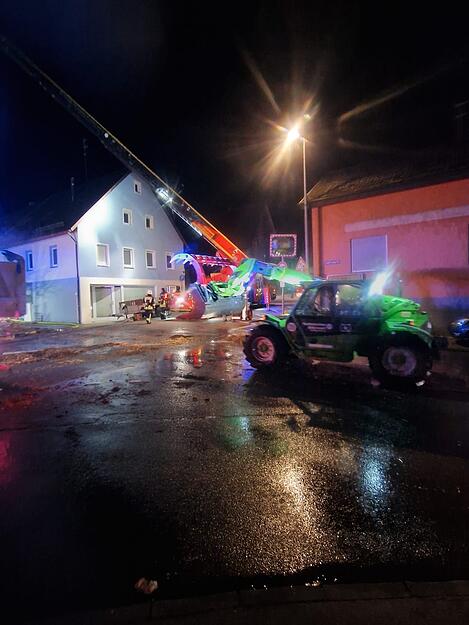 Das THW Widdern ist in der Nacht mit einem Telelader im Einsatz.