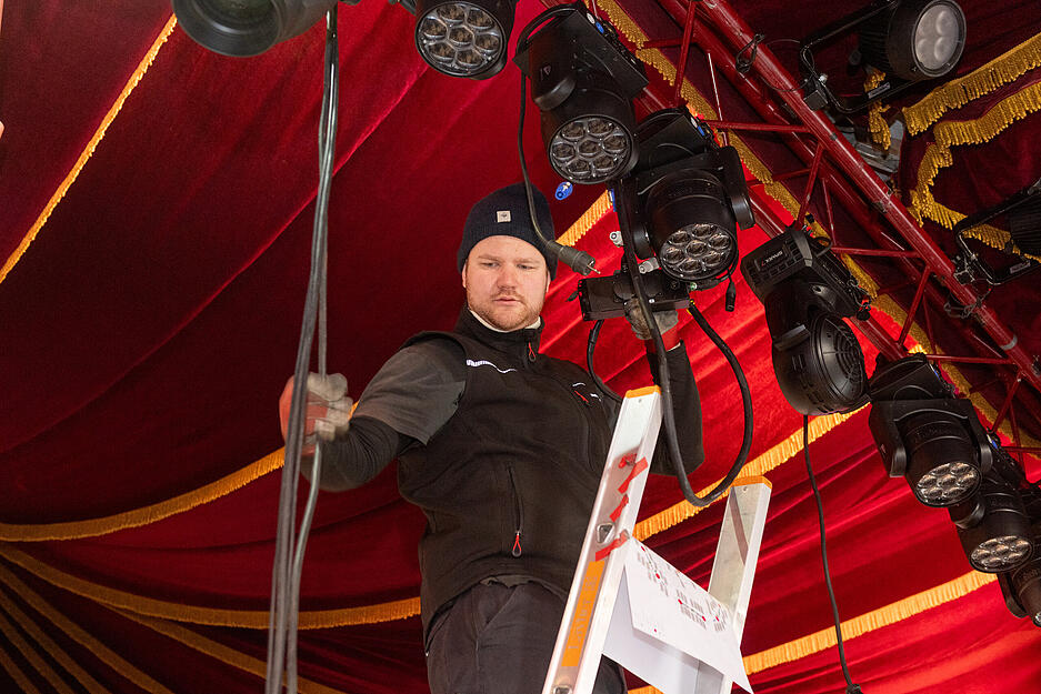 Licht- und Tontechnik werden installiert und verkabelt.