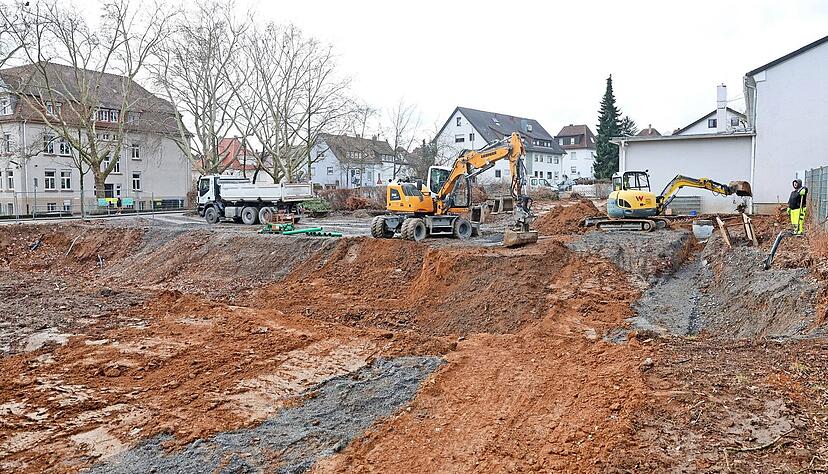 In Böckingen entsteht ein grüner Schulcampus mit Vorzeigecharakter: Mit dem Neubau der Neckartalschule plant die Stadt erstmals ein eigenes Nahwärmenetz, das nebenbei auch die Grünewaldschule, zwei Turnhallen und eine Kita klimafreundlich mitversorgen soll. In Böckingen entsteht ein grüner Schulcampus mit Vorzeigecharakter: Mit dem Neubau der Neckartalschule plant die Stadt erstmals ein eigenes Nahwärmenetz, das nebenbei auch die Grünewaldschule, zwei Turnhallen und eine Kita klimafreundlich mitversorgen soll.