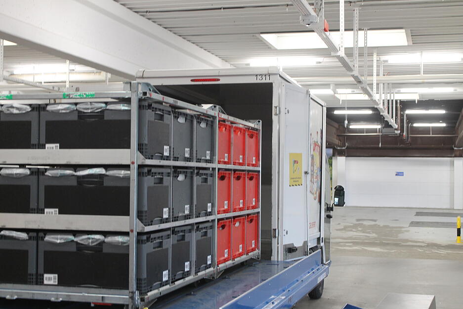 Fahrer laden vorbereitete Boxen systematisch in die Lieferfahrzeuge. Fahrer laden vorbereitete Boxen systematisch in die Lieferfahrzeuge.