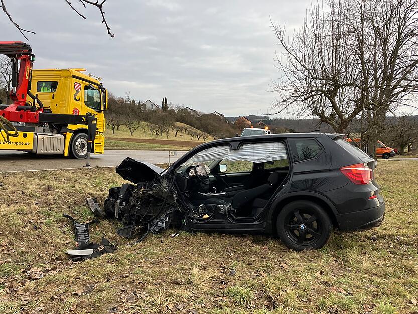 Der BMW wurde dabei in den Graben geschleudert.