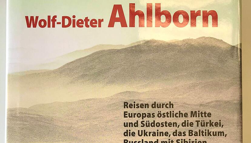 Wolf-Dieter und Wilma Ahlborn in ihrer Wohnung in Heilbronn, die stets Anfangs- und Endpunkt ihrer Reisen war. Allein drei Jahre ihres Lebens ist das Ehepaar zu Fuß durch 27 Länder Afrikas gelaufen.
Foto: Andreas Veigel Wolf-Dieter und Wilma Ahlborn in ihrer Wohnung in Heilbronn, die stets Anfangs- und Endpunkt ihrer Reisen war. Allein drei Jahre ihres Lebens ist das Ehepaar zu Fuß durch 27 Länder Afrikas gelaufen.
Foto: Andreas Veigel