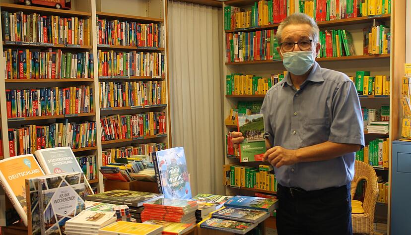 Nicht nur in Andreas Stritters Buchhandlung in Heilbronn sind regionale Reiseführer in diesem Jahr besonders gefragt. Die Fernreiseführer bleiben dafür in den Regalen.
Foto: Anna-Lena Sieber