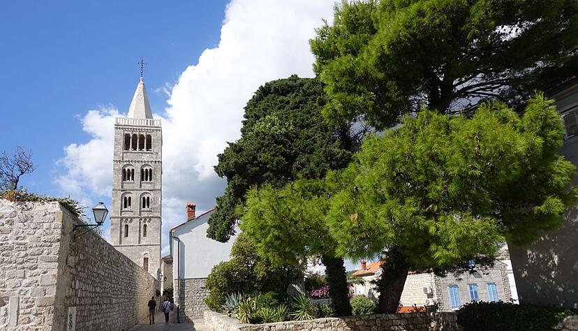 Der Glockenturm der Marienkirche ist eines der Wahrzeichen von Rab und darf erklommen werden. Der Glockenturm der Marienkirche ist eines der Wahrzeichen von Rab und darf erklommen werden.