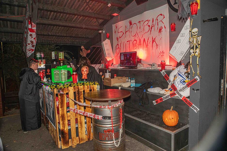 Auch die Gartenlaube selbst war zum Halloween-Anlass dekoriert. Auch die Gartenlaube selbst war zum Halloween-Anlass dekoriert.