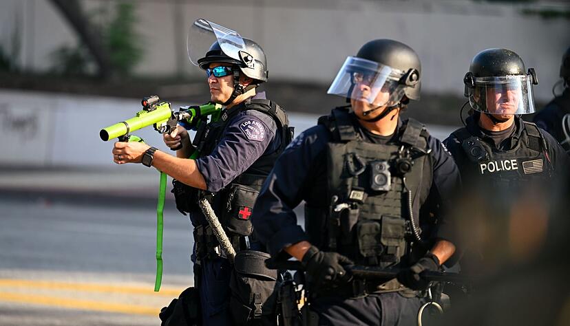 Polizisten sind bei Protesten in Downtown LA im Einsatz. Polizisten sind bei Protesten in Downtown LA im Einsatz.