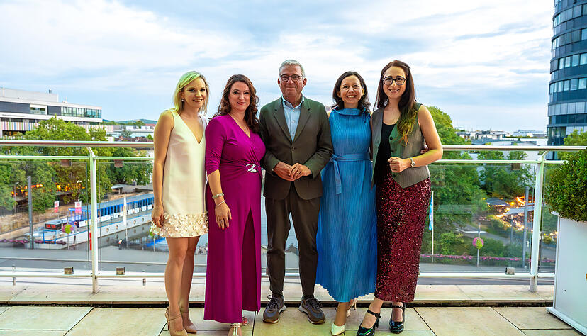 Auch Innenminister Thomas Strobl (CDU) war auf dem Sommerfest des Verbands Deutscher Unternehmerinnen in Heilbronn zu Gast.
Von links: Steffanie Rainer, Amela Turkmanovic, Thomas Strobl, Iris Rosenbauer und Christina Diem-Puello. Auch Innenminister Thomas Strobl (CDU) war auf dem Sommerfest des Verbands Deutscher Unternehmerinnen in Heilbronn zu Gast.
Von links: Steffanie Rainer, Amela Turkmanovic, Thomas Strobl, Iris Rosenbauer und Christina Diem-Puello.