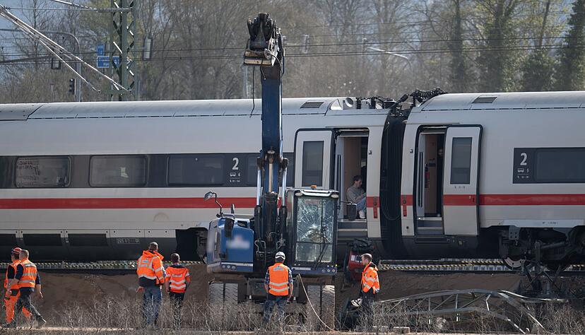 Nach der Kollision eines ICE mit einem Baggerarm machten sich Experten ein Bild von der Unfallstelle nahe Gelnhausen.
