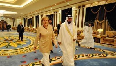 Bundeskanzlerin Angela Merkel und Präsident Scheich Khalifa Bin Zayed Al Nahyan schreiten durch den Präsidentenpalast der Vereinigten Arabischen Emirate. Bundeskanzlerin Angela Merkel und Präsident Scheich Khalifa Bin Zayed Al Nahyan schreiten durch den Präsidentenpalast der Vereinigten Arabischen Emirate.