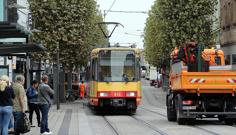 Stadtbahn und Busse fahren seit gestern wieder durch die Kaiserstraße. Mitarbeiter des städtischen Betriebshofs beseitigen die letzten baubedingten Überreste, und die Einzelhändler sind froh, dass die Arbeiten pünktlich fertig wurden.
Foto: Andreas Veigel