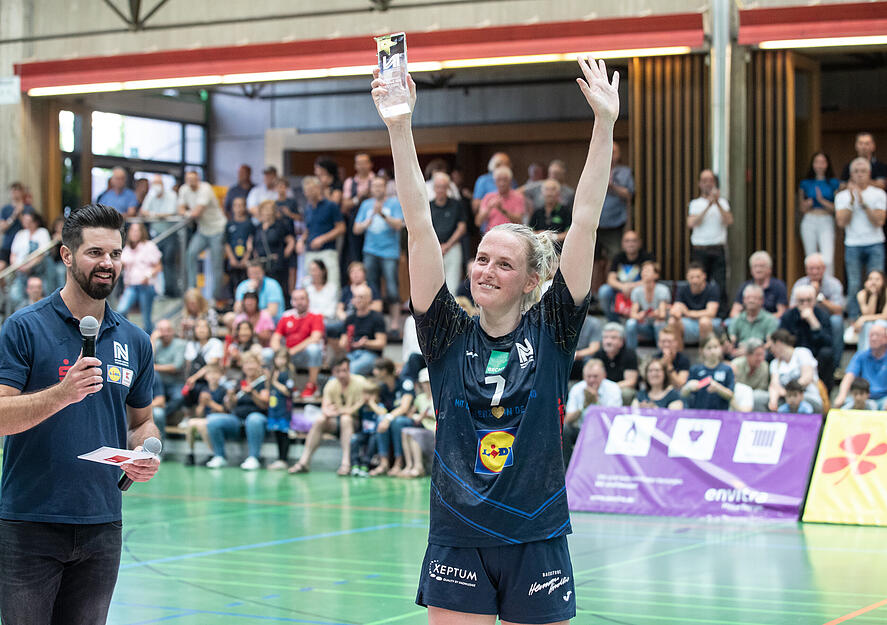 Lynn Knippenborg wird als beste Spielerin ausgezeichnet