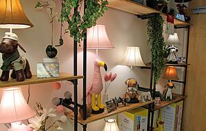 Jagdhund Spike, Flamingo Mingo, Pilotenb&auml;r Charles: Das gesamte Sortiment schm&uuml;ckt den Konferenzraum bei Happy Lamps.