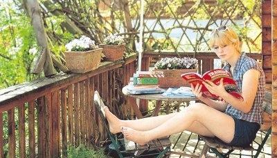 Im Sonnenschein auf dem Balkon, da ist gut lernen. Anna Ruppert bereitet sich in den Ferien auf die Realschulabschlussprüfung vor.Foto: Ulrike Kugler