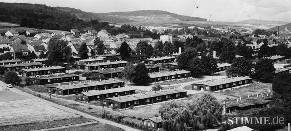 Zusammengestellt von Archiv und Dokumentation der Heilbronner Stimme
Im Weinsberger Stadtseebachtal entsteht 1937 ein Landwehrübungslager für Reservisten mit 39 Holzbaracken. Nach Ausbruch des 2. Weltkriegs 1939 wird das Gelände eingezäunt und zum Kriegsgefangenenlager umfunktioniert. Zusammengestellt von Archiv und Dokumentation der Heilbronner Stimme
Im Weinsberger Stadtseebachtal entsteht 1937 ein Landwehrübungslager für Reservisten mit 39 Holzbaracken. Nach Ausbruch des 2. Weltkriegs 1939 wird das Gelände eingezäunt und zum Kriegsgefangenenlager umfunktioniert.