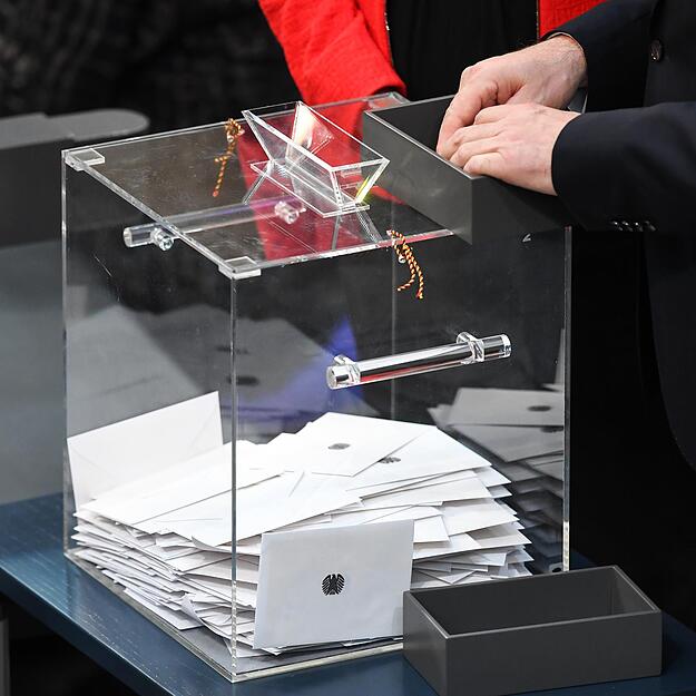 Ein Mitglied der Bundesversammlung gibt seine Stimme ab.