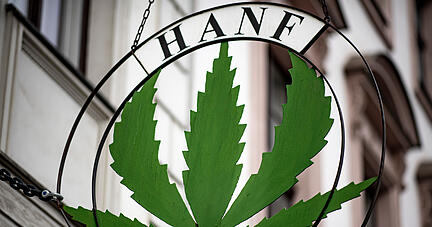 Das Schild über dem Eingang des Hanf-Museums in Berlin. Bald könnte es in einigen Modellregionen in Deutschland spezielle Läden geben, die berauschende Cannabisprodukte verkaufen.
Foto: dpa Das Schild über dem Eingang des Hanf-Museums in Berlin. Bald könnte es in einigen Modellregionen in Deutschland spezielle Läden geben, die berauschende Cannabisprodukte verkaufen.
Foto: dpa