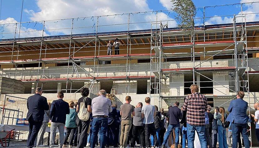 Mitte des kommenden Jahres soll das Geb&auml;ude bezogen werden. Dann finden dort neben einer Arztpraxis auch Physio- und Ergotherapeuten sowie eine Kindertagesst&auml;tte Platz.