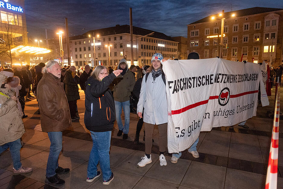 Mit Fahnen und Bannern sind die Demonstranten unterschiedlicher Gruppen zum Protest gegen die AfD-Veranstaltung nach Heilbronn gekommen. Mit Fahnen und Bannern sind die Demonstranten unterschiedlicher Gruppen zum Protest gegen die AfD-Veranstaltung nach Heilbronn gekommen.