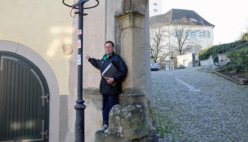 Heimatforscher Leo Achtziger ist sicher, dass an diesem Ort fr&uuml;her &Uuml;belt&auml;ter an den Pranger gestellt wurden &minus; im Sandstein-Kleeblatt sieht er einen Hinweis.
Foto: Landauer