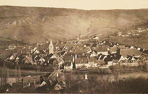 Die prägnanten Altstadtgebäude wie Kirche, Götzenhaus, Rathaus und Kelter sind in dieser Aufnahme von vor mehr als 100 Jahren gut sichtbar.
Foto: privat