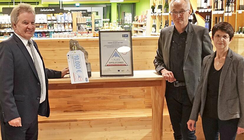 Umweltminister Untersteller (li.) kam eigens nach Öhringen, um Roland und Brigitte Geist vom Biomarkt Geist mit dem Gipfelstürmer-Preis auszuzeichnen.
Foto: Koch Umweltminister Untersteller (li.) kam eigens nach Öhringen, um Roland und Brigitte Geist vom Biomarkt Geist mit dem Gipfelstürmer-Preis auszuzeichnen.
Foto: Koch