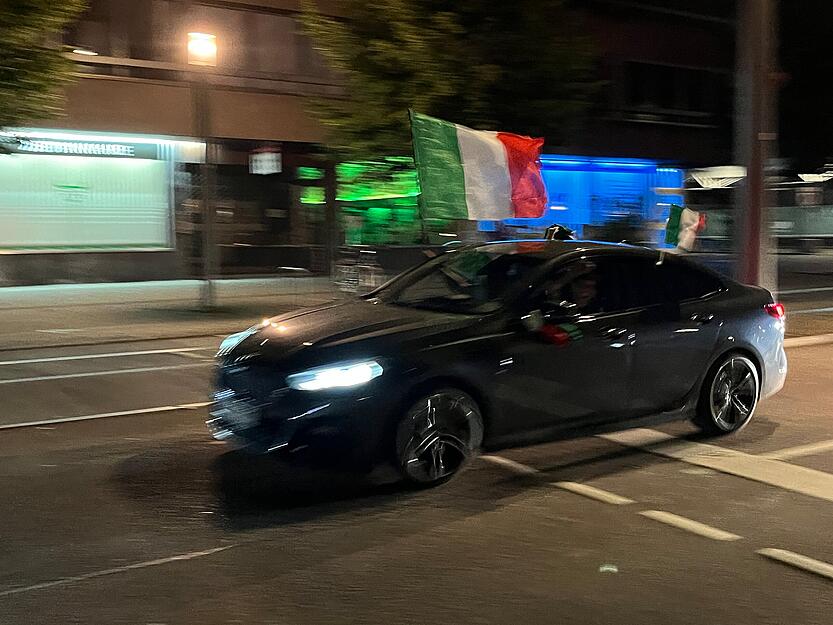 Schon vor den TV-Geräten wurde der Last-Minute-Ausgleich gefeiert. Beim Autokorso ging es weiter. Schon vor den TV-Geräten wurde der Last-Minute-Ausgleich gefeiert. Beim Autokorso ging es weiter.