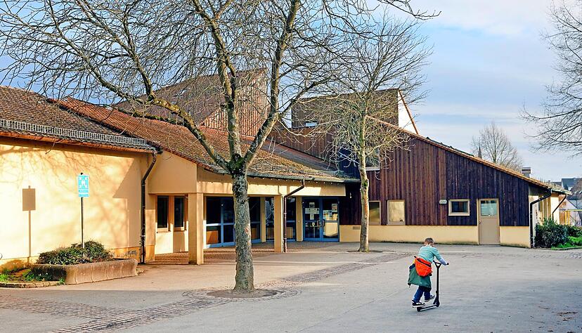 Der neuere Teil der Grundschule Untereisesheim wird saniert und f&uuml;r die Ganztagsbetreuung ausgebaut.