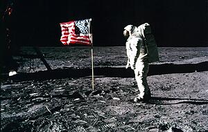 Viele trauten ihren Augen kaum: Astronaut Edwin "Buzz" Aldrin steht neben der US-Flagge auf dem Mond. Foto: Nasa/dpa Viele trauten ihren Augen kaum: Astronaut Edwin "Buzz" Aldrin steht neben der US-Flagge auf dem Mond. Foto: Nasa/dpa